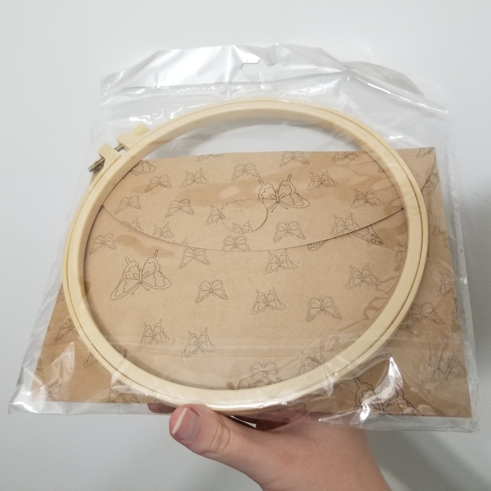 Craft kit with hoop, girl with flowers - Picture 2 of 2